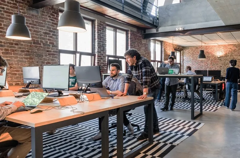 Średniej wielkości firma, która korzysta z outsourcingu kadr i płac