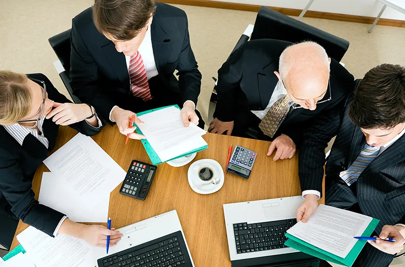 Polityka płacowa w różnych branżach – jak dostosować strategie do specyfiki sektora?