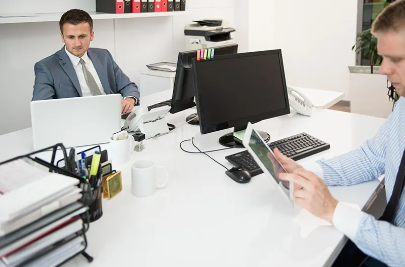 Ekran systemu enova365 przedstawiający Pulpit Pracownika i Pulpit Kierownika, ułatwiający zarządzanie kadrami i płacami w firmie.