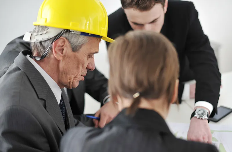 Szkolenia BHP – kluczowy obowiązek pracodawcy dla zapewnienia bezpieczeństwa pracy.