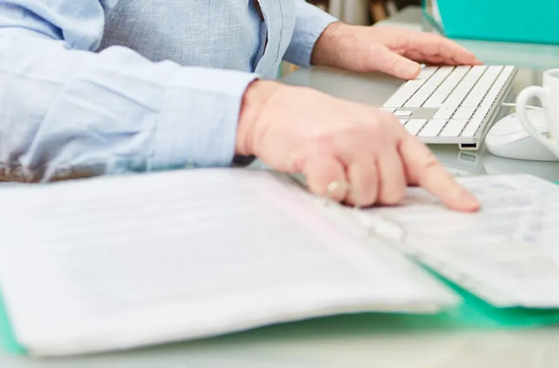 Poznaj kluczowe różnice między umową na czas określony a nieokreślony, aby świadomie zarządzać zatrudnieniem w swojej firmie.