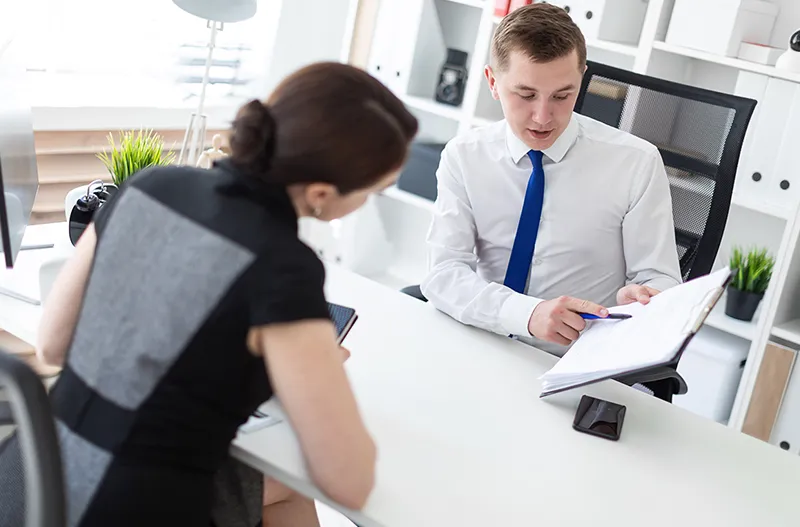 Dla kogo są usługi outsourcingowe kadr i płac i jakie korzyści może przynieść firmie?