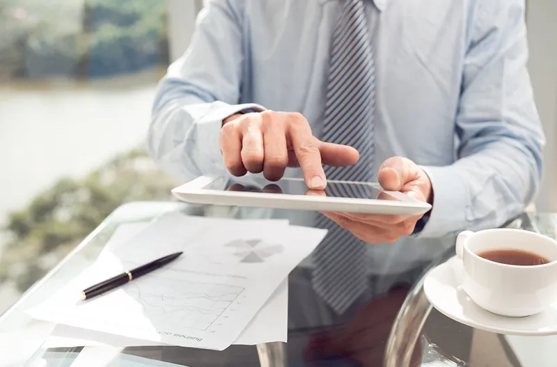 Specjalista ds. kadr Payroll 360 pokazujący wyliczenia, jakie daje wewnętrzny dział kadr i płac, a jakie outsourcing. Zalety i wady obu rozwiązań