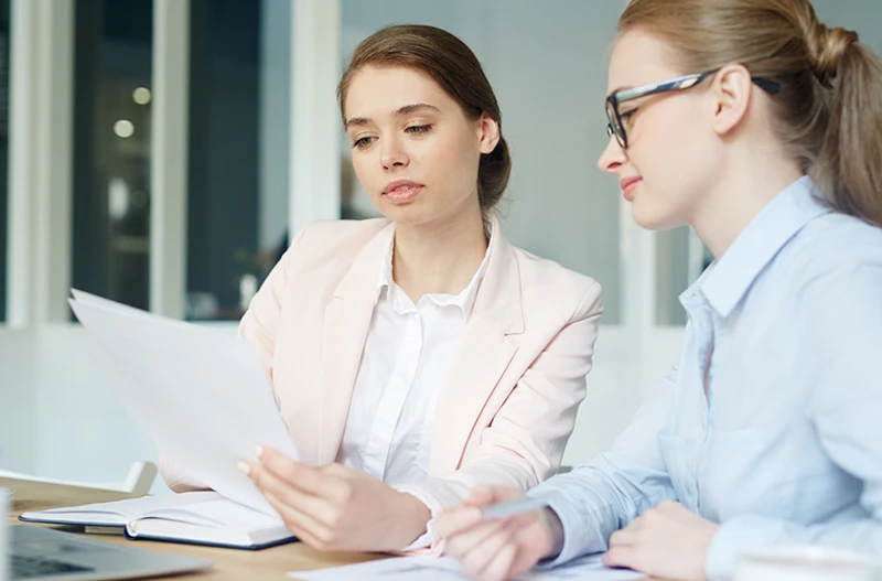 Specjalistki HR analizujące dane płacowe i raport wynagrodzeń w ramach przygotowań do dyrektywy o jawności wynagrodzeń - outsourcing płacowy Payroll 360